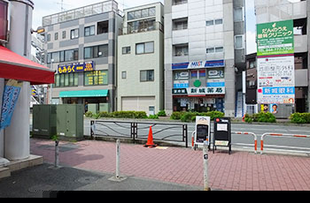 武蔵新城駅北口(改札を出て左手)より、正面の道を左折します。